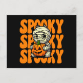 Spooky Mummy Hugging Pumpkin Halloween Postkarte (Vorderseite)
