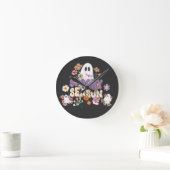 Spooky niedlicher Geist mit Blume Halloween Wall U Runde Wanduhr (Zuhause)