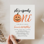 Spooky One erste Geburtstagsparty Einladung<br><div class="desc">Niedliche,  Halloween-thematische Geburtstagsfeierlichkeiten mit der Phrase "Er/Sie ist eine Spooky One" in einem handgeschriebenen Skript mit einer Aquarellfarben-Jack-o-Laterne. Personalisieren Sie die lustigen Party Einladungen zum 1. Geburtstag mit Ihren Party unten.</div>