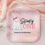 Spooky One Girly Ghost 1. Geburtstags-Party Pappteller<br><div class="desc">Diese Papiertüte aus dem 1. Party eignet sich perfekt für eine Geburtstagsfeier zu Halloween. Dieses mädchenhafte Design zeigt eine Grafik eines Geistes,  der einen rosa Bogen trägt,  und wird mit dem Text "Spooky ONE" betont.</div>