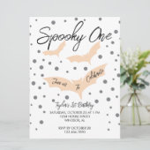 Spooky One Halloween Bats Geburtstagsparty Einladung (Stehend Vorderseite)