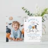 Spooky One Halloween Bluesjungen Foto Einladung (Stehend Vorderseite)