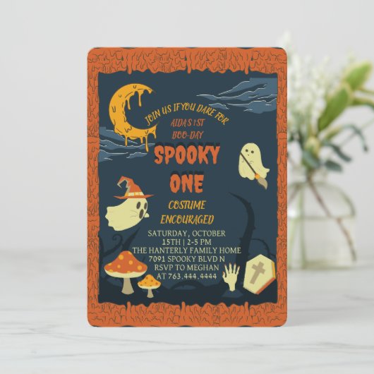 Spooky One Halloween Einladung (Stehend Vorderseite)