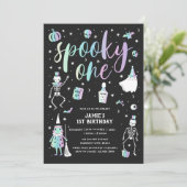 Spooky One Halloween Einladung (Stehend Vorderseite)