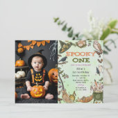 Spooky One Hexe Halloween 1. Geburtstag Foto Einladung (Stehend Vorderseite)