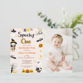 Spooky One Niedlich Halloween 1. Geburtstag Foto Einladung (Stehend Vorderseite)