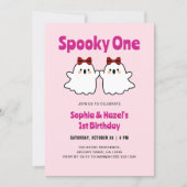 Spooky One Niedlich Twin Girls Halloween 1. Geburt Einladung (Vorderseite)