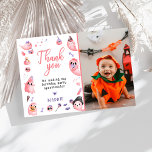 Spooky One Pink Halloween Ghost 1. Foto Geburtstag Dankeskarte<br><div class="desc">Vielen Dank auf niedliche Art und Weise mit unserer Spooky One Pink Halloween Ghost 1. Foto Geburtstag Danke Karte! Diese hübsche Karte zeichnet sich durch ein spielerisches Ghost-Design mit sanften rosa Akzenten aus, das perfekt das spoky-süße Thema des ersten Halloween-Geburtstags deines Kleinen einfängt. Die Karte enthält Platz für ein Foto,...</div>