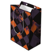 Spooky Orange und Black Checkered Halloween Patter Mittlere Geschenktüte (Rückseite Schrägansicht)