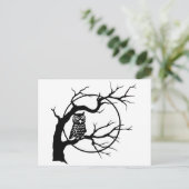 Spooky Owl im Baum Postkarte (Stehend Vorderseite)