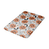 Spooky Pumpkin Halloween Pattern Badematte (Schrägansicht)