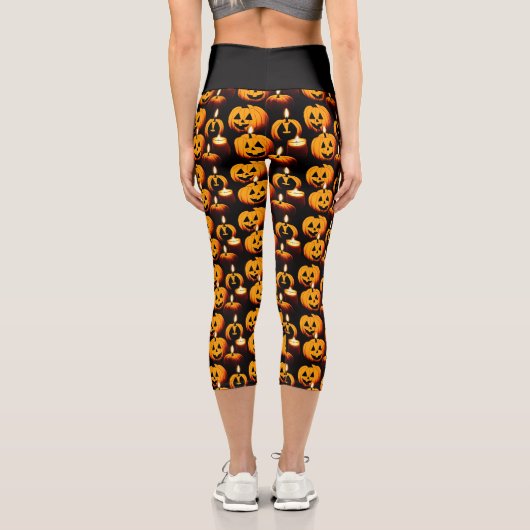 Spooky Pumpkin Magie: Halloween-Thema Capri Leggings (Rückseite)