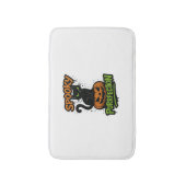 Spooky Purrfection - Niedliche Schwarze Katze auf Badematte (Vorderseite Vertikal)