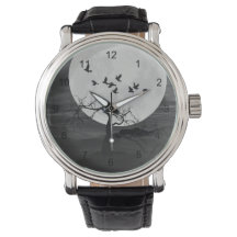 Spooky Ravens fliegen gegen den Vollmond