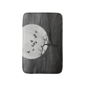 Spooky Ravens fliegen gegen den Vollmond Badematte (Vorderseite Vertikal)