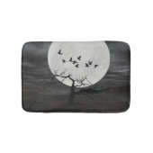 Spooky Ravens fliegen gegen den Vollmond Badematte (Vorderseite)
