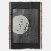 Spooky Ravens fliegen gegen den Vollmond Decke (Vorderseite Vertikal)