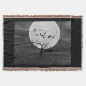 Spooky Ravens fliegen gegen den Vollmond Decke (Vorderseite)