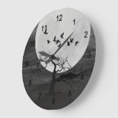 Spooky Ravens fliegen gegen den Vollmond Große Wanduhr (Winkel)