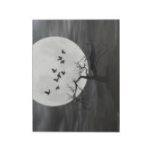 Spooky Ravens fliegen gegen den Vollmond Notizblock (Rotiert)