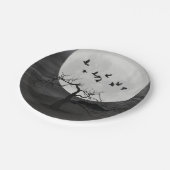 Spooky Ravens fliegen gegen den Vollmond Pappteller (Schrägansicht)