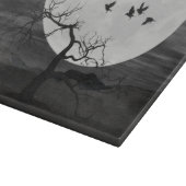 Spooky Ravens fliegen gegen den Vollmond Schneidebrett (Ecke)