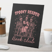 Spooky Reader Book Club D Red Sockelschild (In Situ)