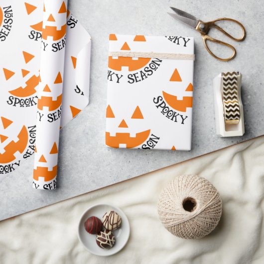 Spooky Season & Kürbislaterne Halloween Geschenkpapier (Kunsthandwerk)