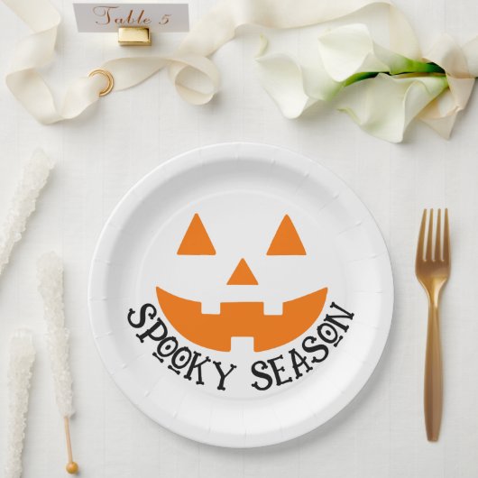 Spooky Season & Pumpkin Face Halloween Pappteller (Hochzeit)