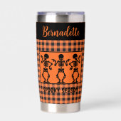 Spooky Season Skeleton Trio Orange & Black Plaid Thermobecher (Vorderseite)