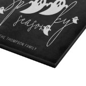 Spooky Season Text und Ghost Silhouetten Halloween Schneidebrett (Ecke)