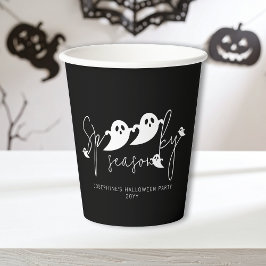 Spooky Season Text weiße Geister auf schwarzem Hal Pappbecher