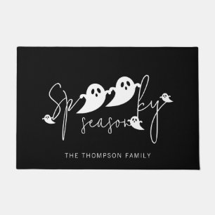 Spooky Season White Ghosts Familienname Halloween Fußmatte