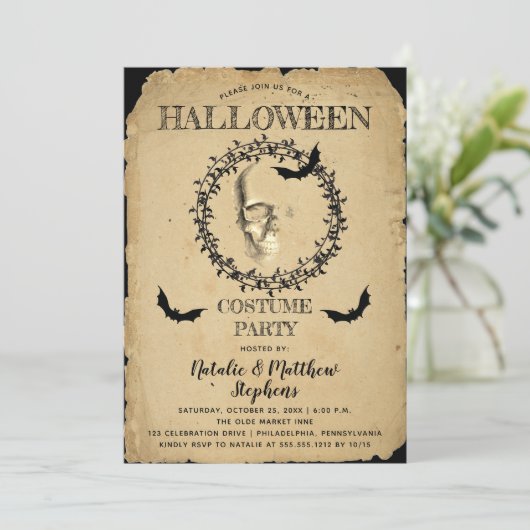 Spooky Skeleton Bat Wreath Halloween Party Einladung (Stehend Vorderseite)