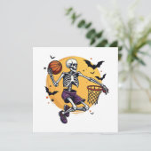 Spooky Skeleton Dunking Basketball Friedhof Hallo Einladung (Stehend Vorderseite)