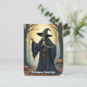 Spooky Skeleton Hexe im Spuk WaldHalloween Postkarte (Stehend Vorderseite)