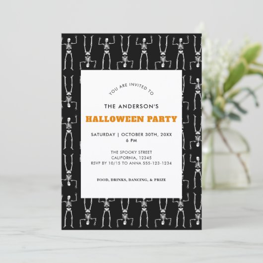 Spooky Skeleton Pattern Schwarzes Halloween-Party Einladung (Stehend Vorderseite)