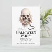 Spooky Skull in Hands-Halloween-Party Einladung (Stehend Vorderseite)