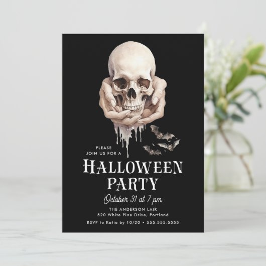Spooky Skull in Hands Halloween Party Einladung (Stehend Vorderseite)