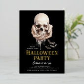 Spooky Skull in Hands Halloween Party Folieneinladung (Stehend vorne)