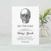 Spooky Skull RIP Zwanziger 20er Funny 30th Birthda Einladung (Stehend Vorderseite)