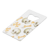 Spooky skulls and bones Halloween pattern Geldbeutel Flaschenöffner (Vorderseite Schrägansicht)