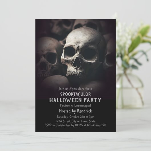 Spooky Skulls Halloween Party Einladung (Stehend Vorderseite)