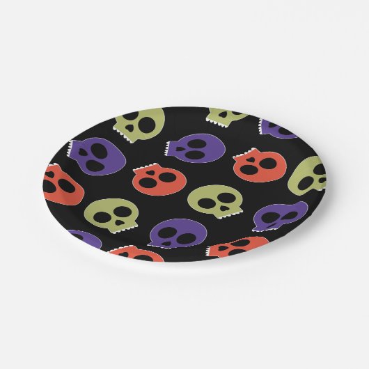 Spooky Skulls Happy Halloween Pappteller (Schrägansicht)