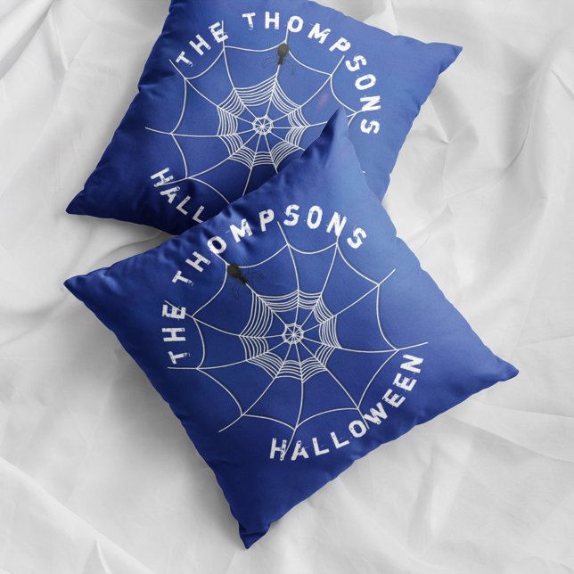 Spooky Spider im Spider Web Personalisiert Kissen (Blue Halloween spider web pillow with personalized family name and spooky spider decor.)