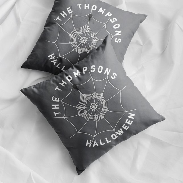 Spooky Spider im Spider Web Personalisiert Kissen (Spooky spider web Halloween pillow with personalized family name and creepy spider decor.)