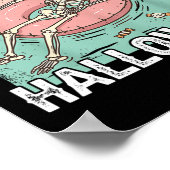 Spooky Summer Skeleton gerade zu Halloween Gewarte Poster (Ecke)