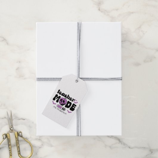 Spooky Teacher Halloween "Mode On" Apple & Bats Geschenkanhänger (Mit Garn)