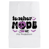 Spooky Teacher Halloween "Mode On" Apple & Bats Mittlere Geschenktüte (Rückseite)
