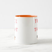 Spooky Trick oder Jack-o'-Laterne Halloween behand Zweifarbige Tasse (Mittel)